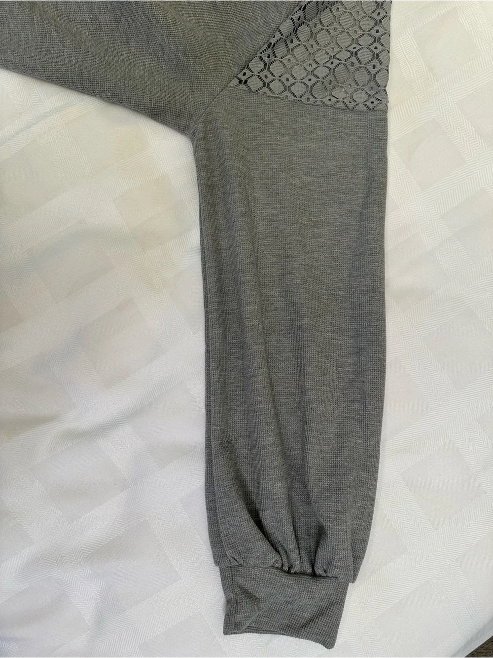 🩶🔥🩶‎ NWOT Gray Lace Shoulder Sweatshirt Size 2XL 🩶🔥🩶